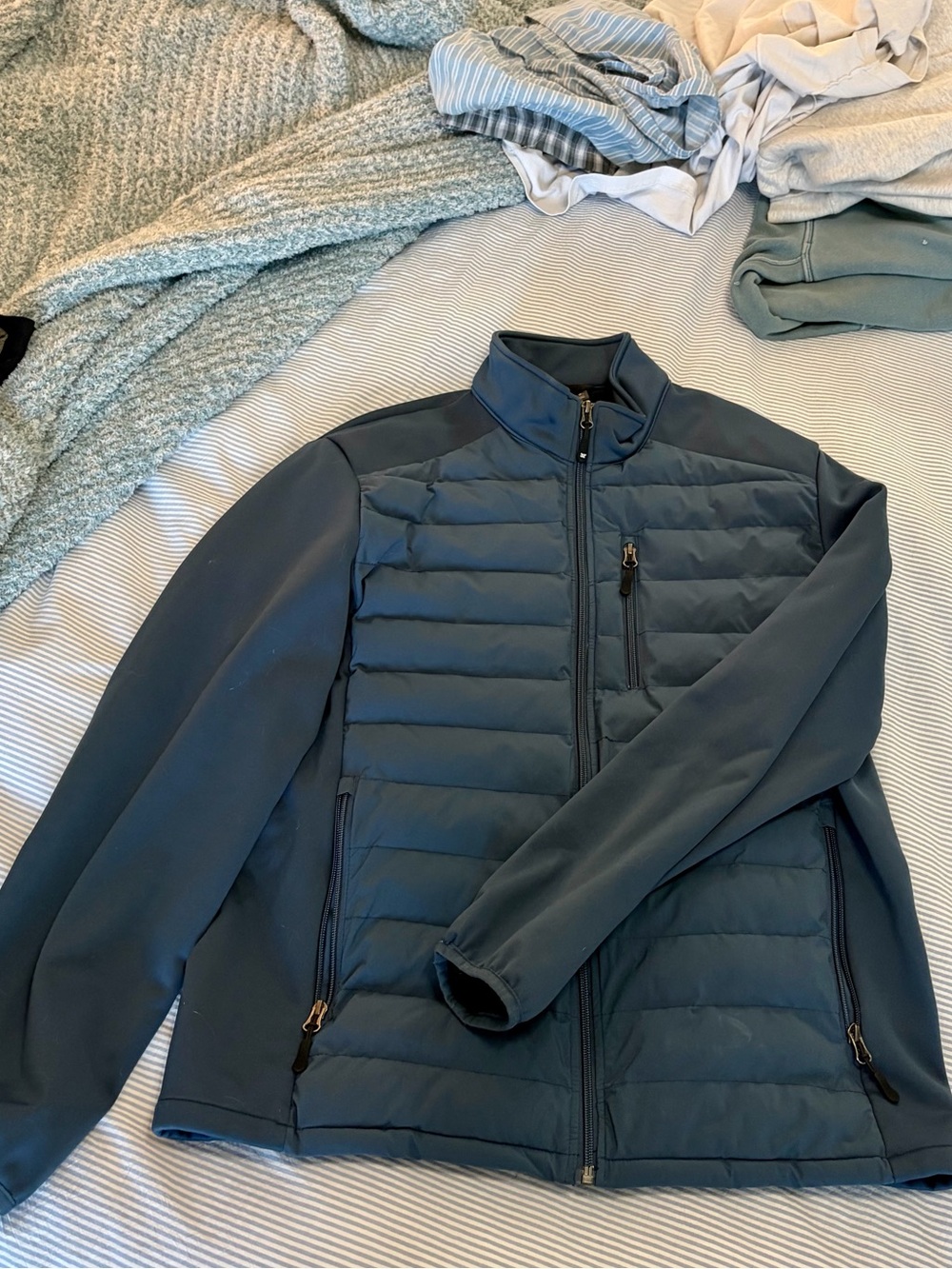 32 Degrees Men's Quilted Hybrid Jacket in Navy Blue